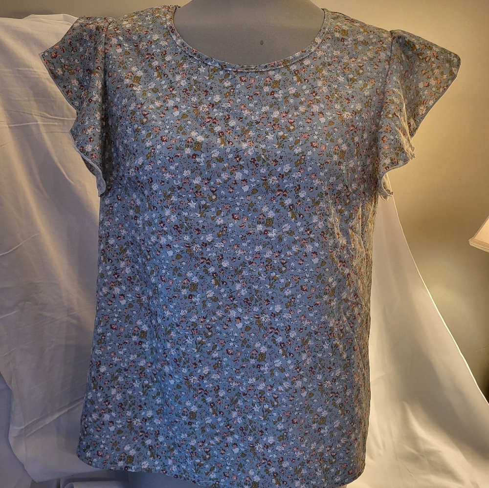 Emery Rose M Beautiful sweetheart top w ruffle sleeves flows beautifully - Picture 2 of 6